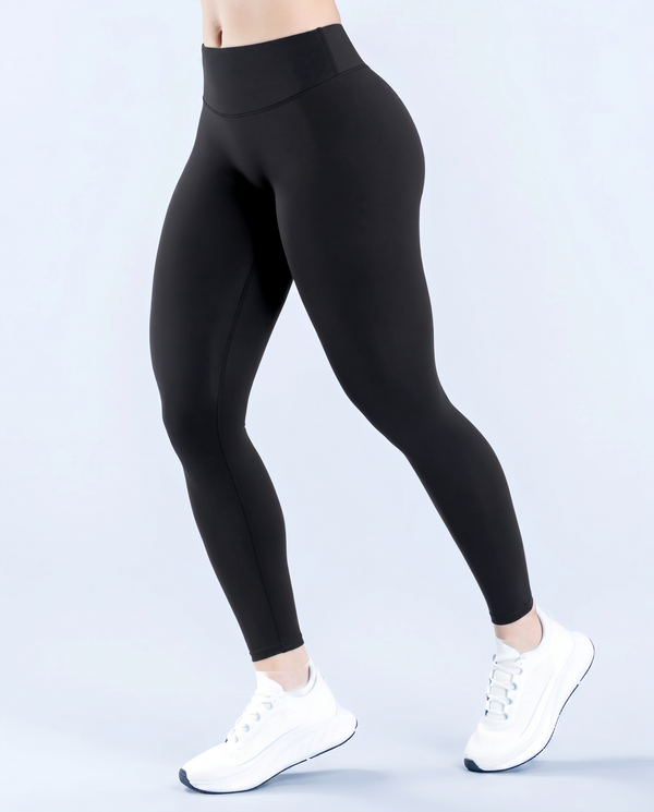 Calza Move Fit vista de atrás en sentadilla, la tela no transparenta